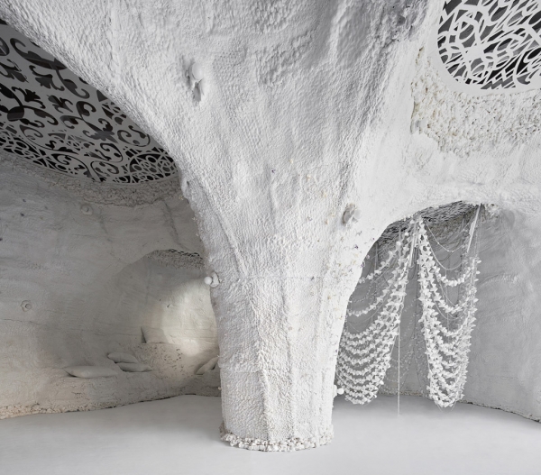 Архитекторы построили белую пещеру в центре Мадрида